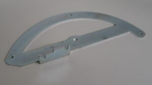 Bevestigingsbeugel spatbord rechts Tr6